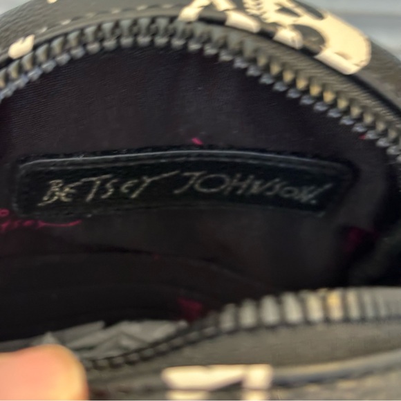 NWOT Betsey Johnson XOMINDY Black Cream Skull Faux Leather Crossbody wCoin Purse - Picture 7 of 8